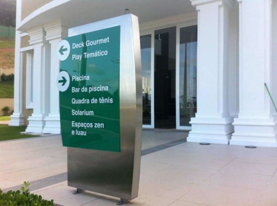 Diversas utilizações do acrílico na sinalização e comunicação visual